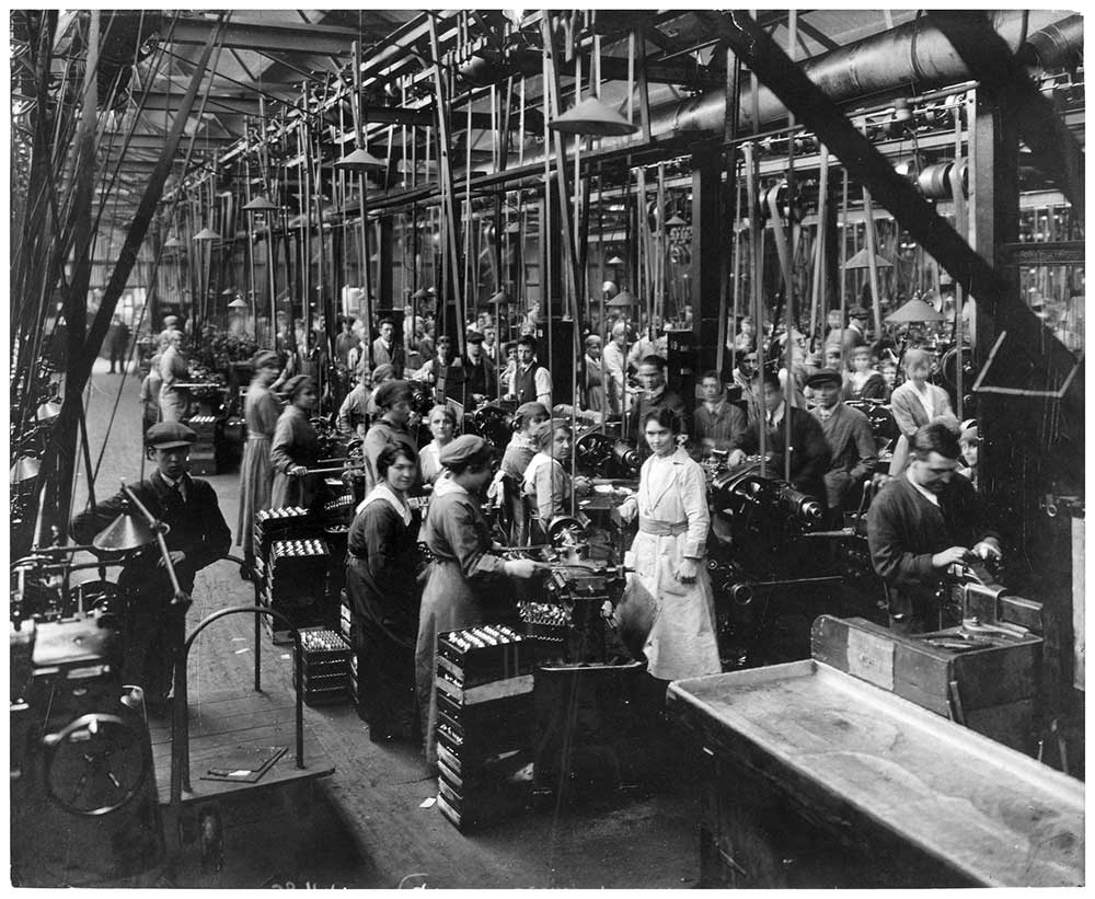 Image of women workers on the factory floor at Barnbow, Leed