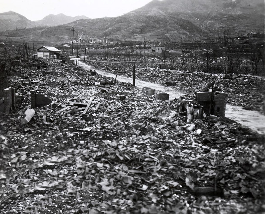 Нагасаки после ядерного взрыва. Атомная бомбардировка Нагасаки. Хиросима и Нагасаки атомная бомбардировка.