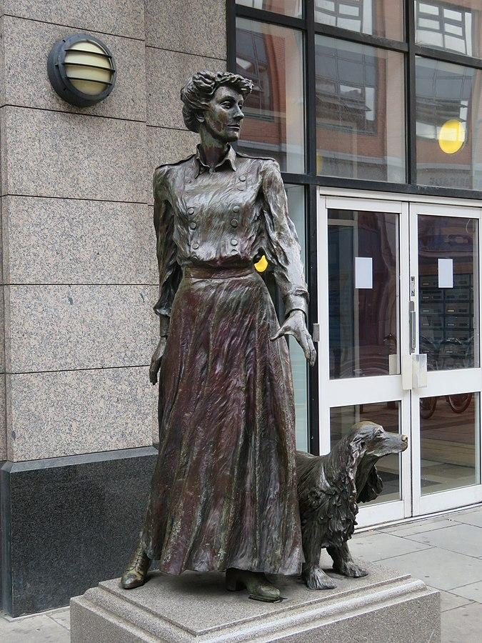 Statue in Dublin city centre of Constance Markievicz and her dog Poppet, by Elizabeth McLaughlin.